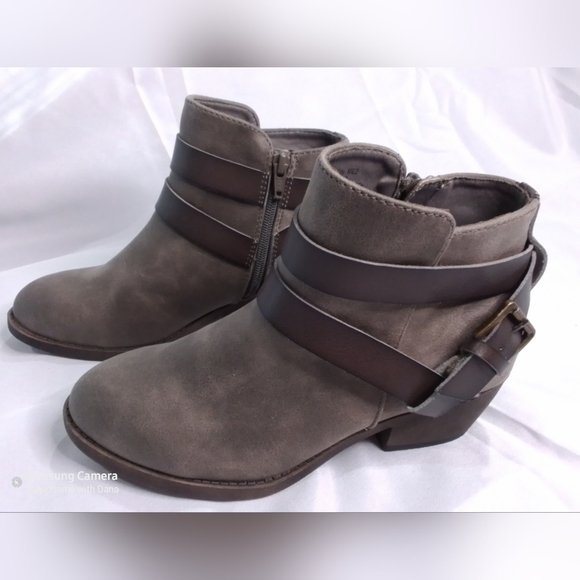 𝅺NEW SO Woman’s Taupe Grey Strap Buckle Ankle Boots Booties 7.5 - Picture 3 of 6